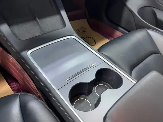 Tesla Model 3 — Фото автомобиля 23