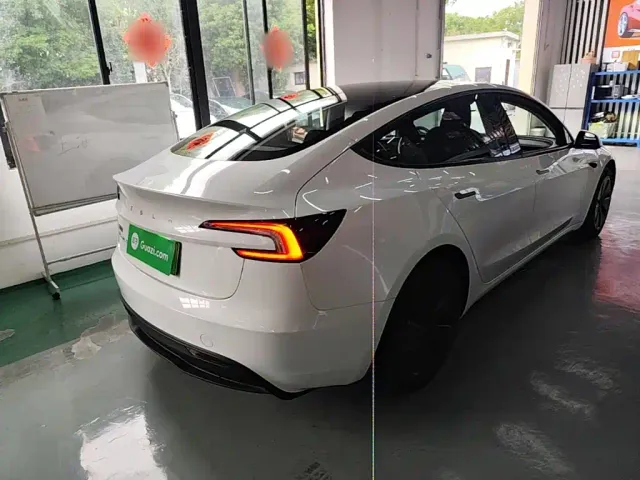 Tesla Model 3 — Фото автомобиля 6