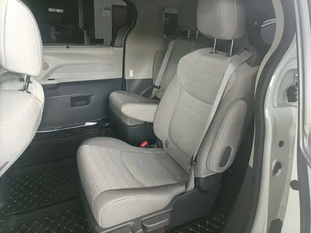 Toyota Sienna — Фото автомобиля 15