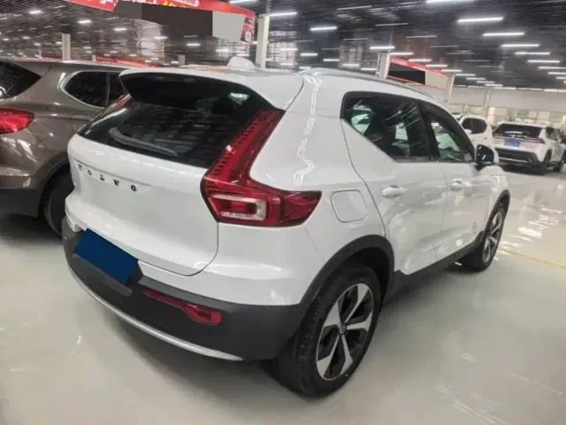 Volvo XC40 — Фото автомобиля 4