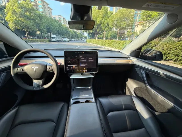 Tesla Model Y — Фото автомобиля 3