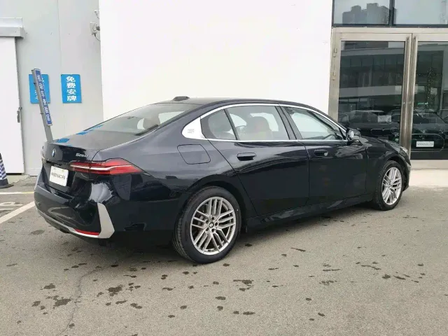 BMW 5 Series — Фото автомобиля 10