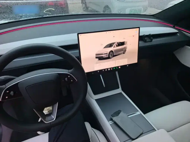Tesla Model Y L — Фото автомобиля 9