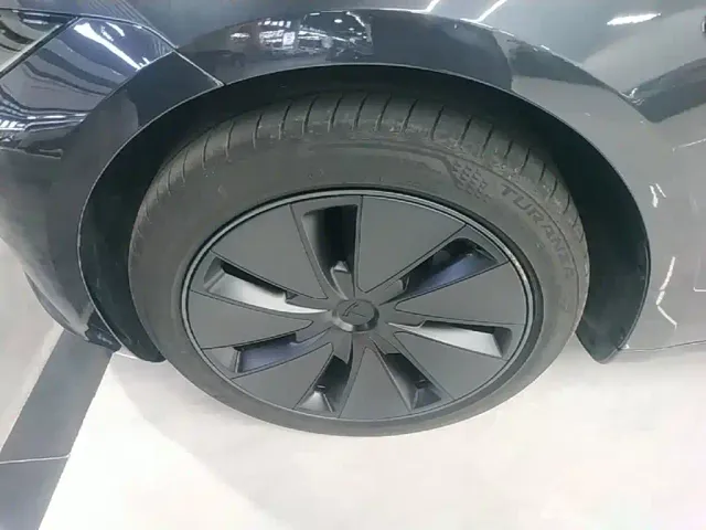 Tesla Model 3 — Фото автомобиля 22