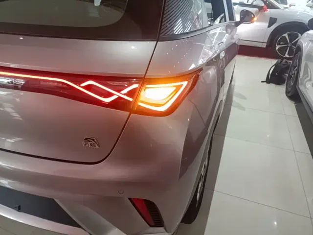 BYD Dolphin 2021 Model 405km Fashion Edition — Фото автомобиля 7