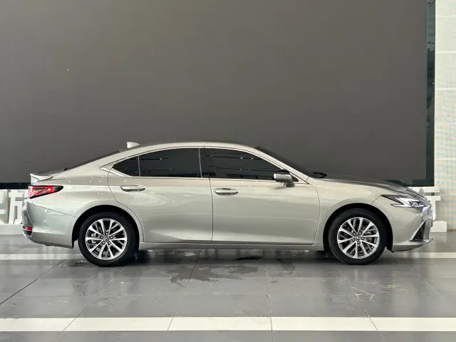 Lexus ES — Фото автомобиля 12