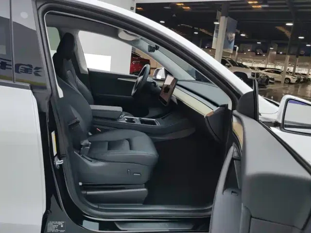 Tesla Model Y — Фото автомобиля 8