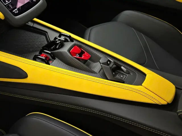 Lamborghini Revuelto — Фото автомобиля 9