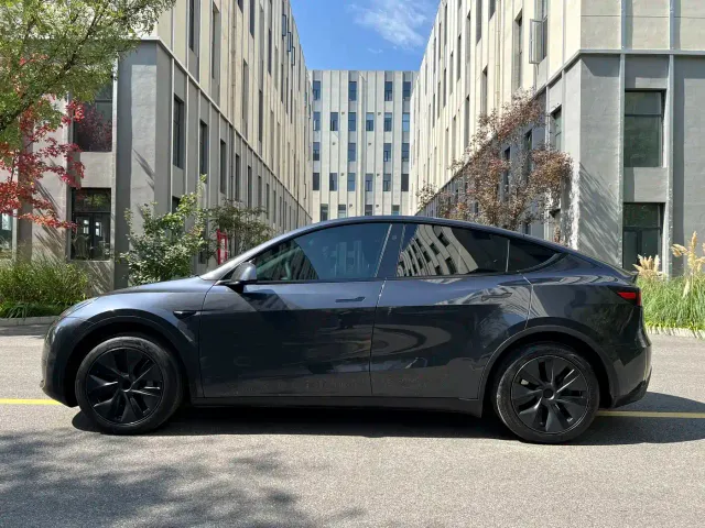 Tesla Model Y — Фото автомобиля 11