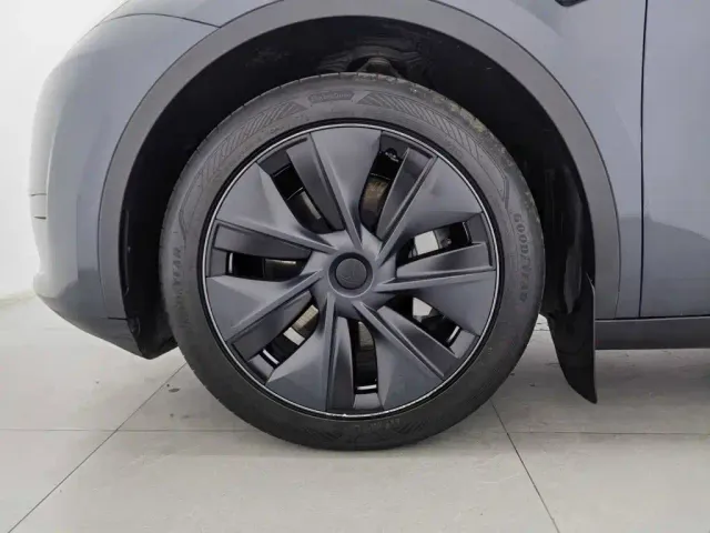 Tesla Model Y — Фото автомобиля 17