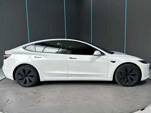 Tesla Model 3 — Фото автомобиля 5