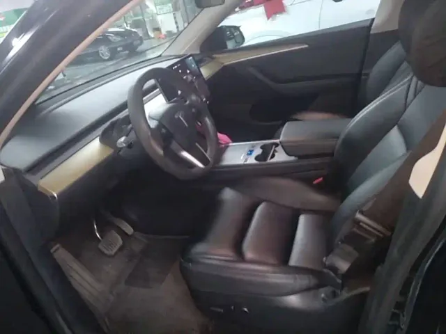 Tesla Model Y — Фото автомобиля 14