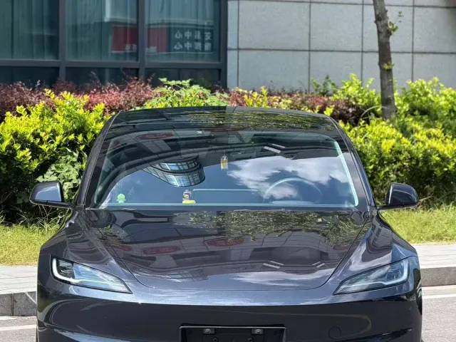 Tesla Model 3 — Фото автомобиля 2