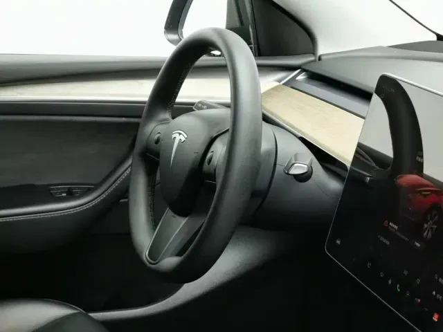 Tesla Model Y — Фото автомобиля 22