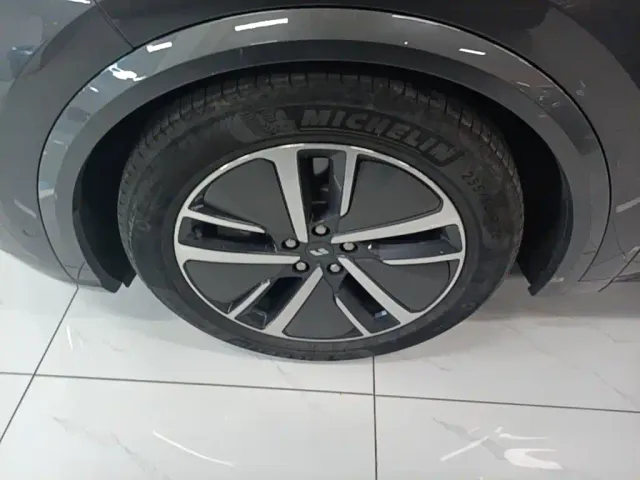 Li Auto L8 — Фото автомобиля 22