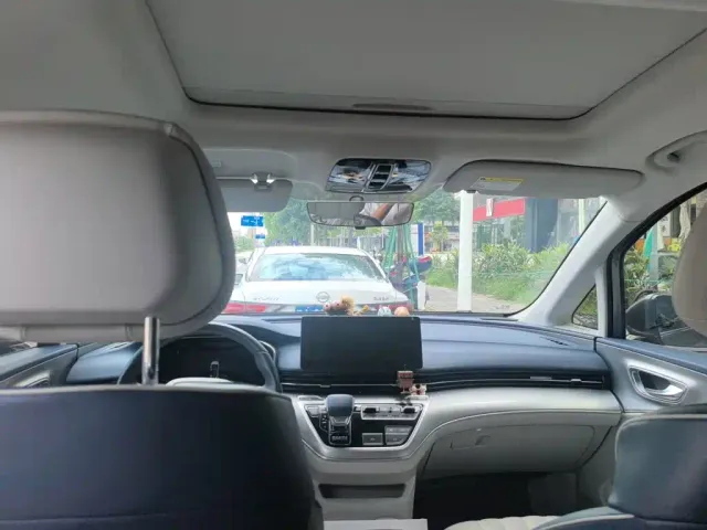 Roewe iMAX8 — Фото автомобиля 8