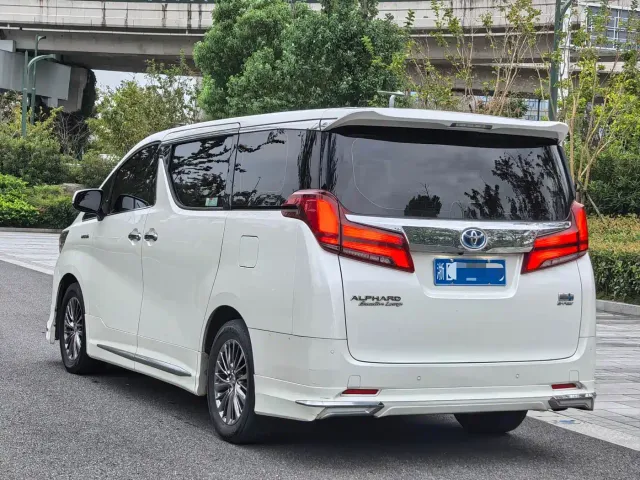 Toyota Alphard — Фото автомобиля 4