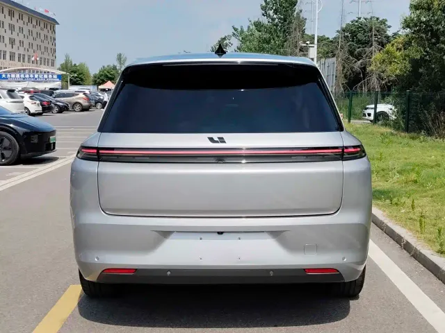 Li Auto L8 — Фото автомобиля 9