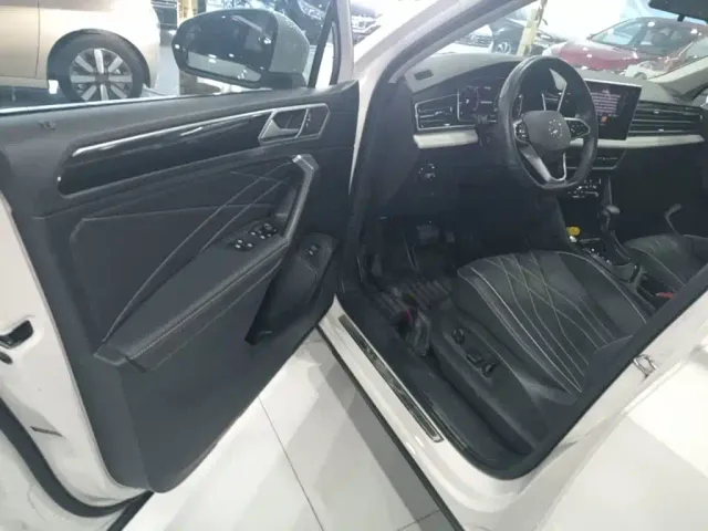 Volkswagen Tiguan L — Фото автомобиля 15