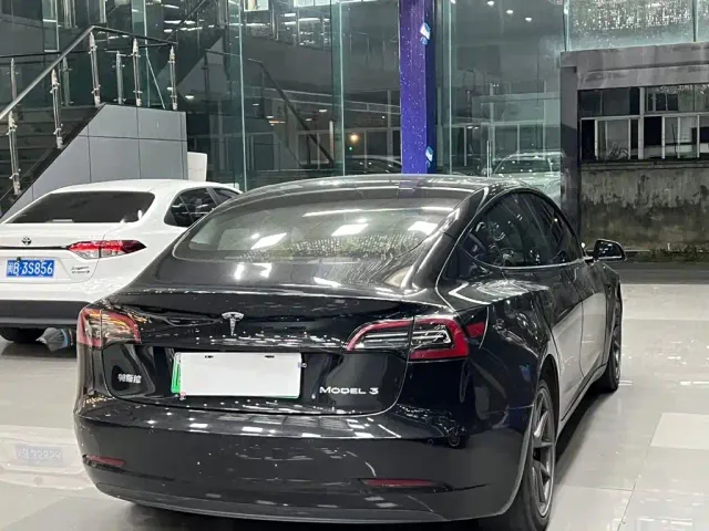 Tesla Model 3 — Фото автомобиля 9