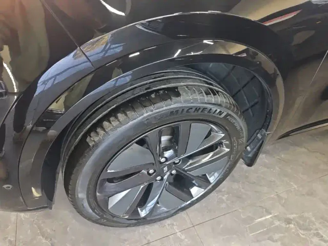 Li Auto L8 — Фото автомобиля 22