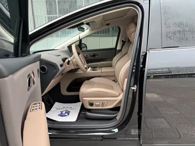 Li Auto i8 — Фото автомобиля 3
