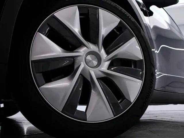 Tesla Model Y — Фото автомобиля 16