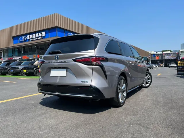 Toyota Sienna — Фото автомобиля 6