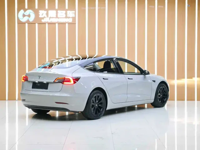 Tesla Model 3 — Фото автомобиля 6