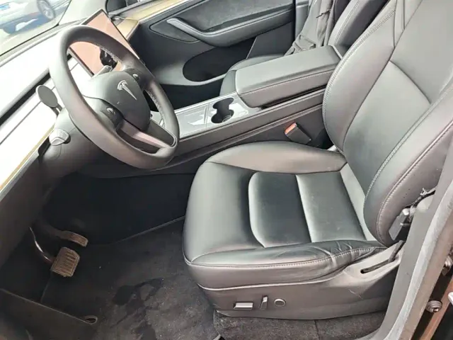 Tesla Model Y — Фото автомобиля 14