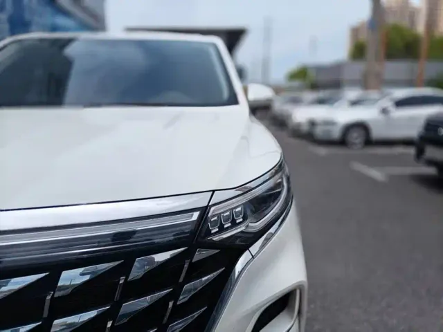 Roewe iMAX8 — Фото автомобиля 7