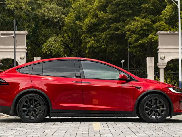 Tesla Model X — Фото автомобиля 9