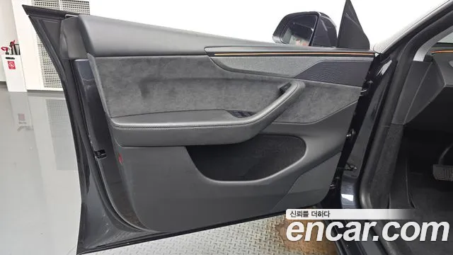 Tesla Model Y — Фото автомобиля 23