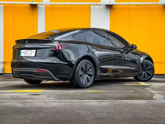 Tesla Model 3 — Фото автомобиля 3