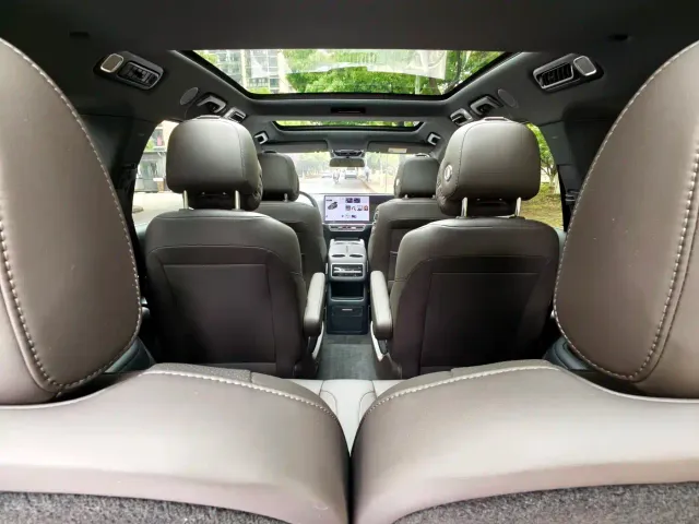 Li Auto L8 — Фото автомобиля 12