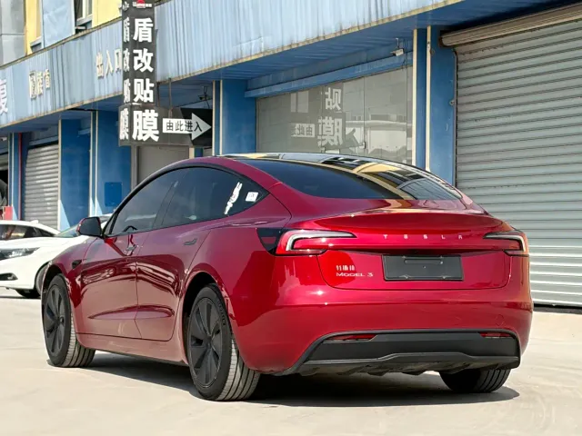 Tesla Model 3 — Фото автомобиля 4