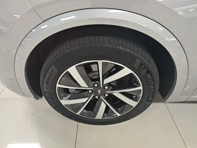 Li Auto L8 — Фото автомобиля 22