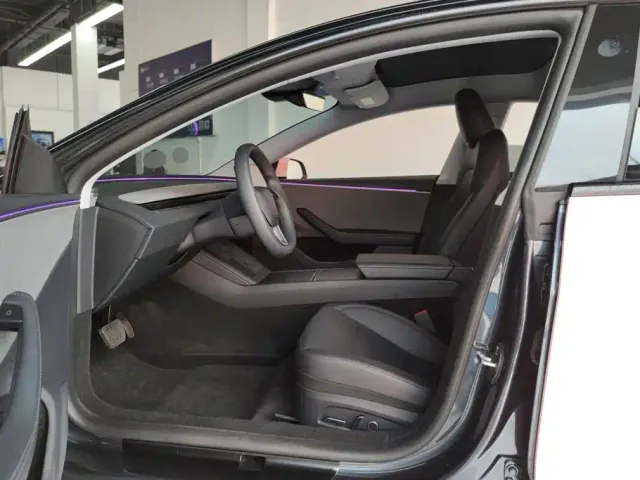 Tesla Model 3 — Фото автомобиля 9