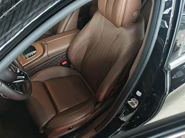 Mercedes-Benz E-Class — Фото автомобиля 14