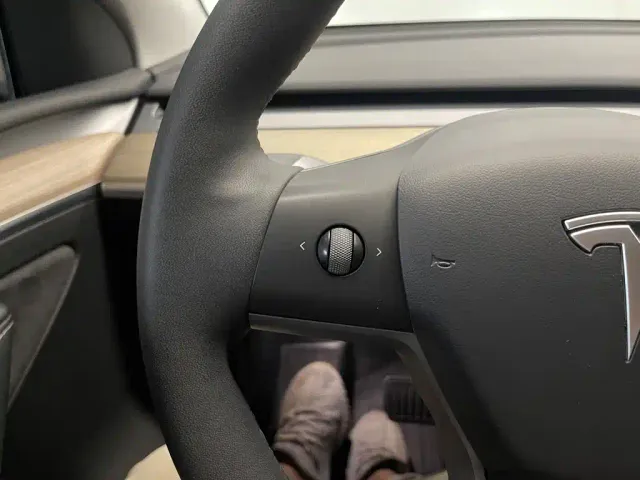 Tesla Model Y — Фото автомобиля 22