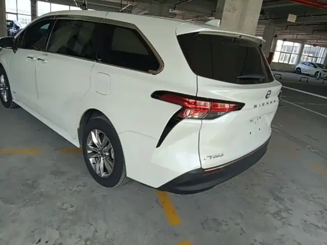 Toyota Sienna — Фото автомобиля 4