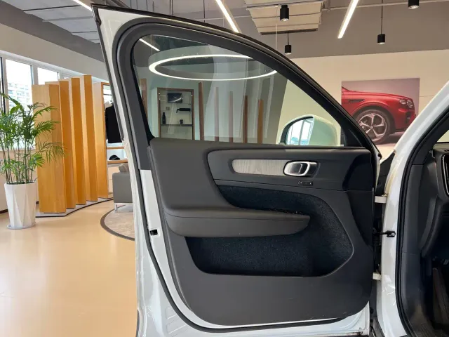 Volvo XC40 — Фото автомобиля 7