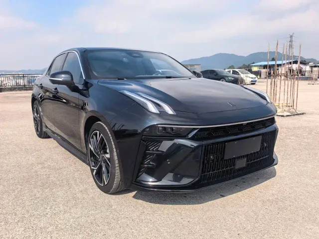 Lynk & Co 03 — Фото автомобиля 2