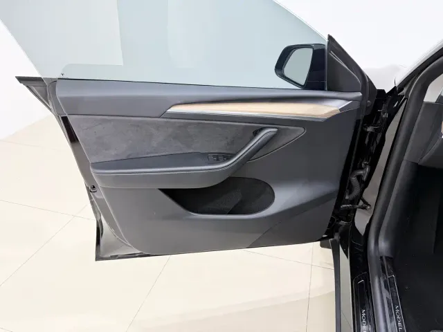 Tesla Model Y — Фото автомобиля 19