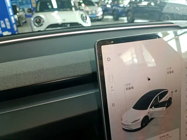 Tesla Model 3 — Фото автомобиля 13