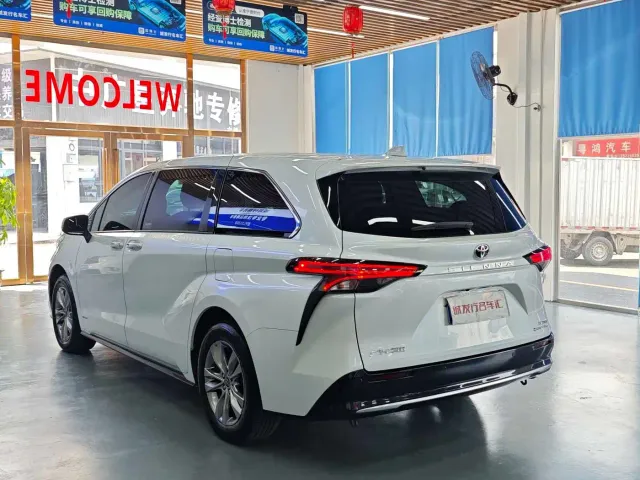 Toyota Sienna — Фото автомобиля 19