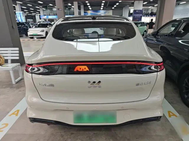 IM Motors LS6 — Фото автомобиля 5