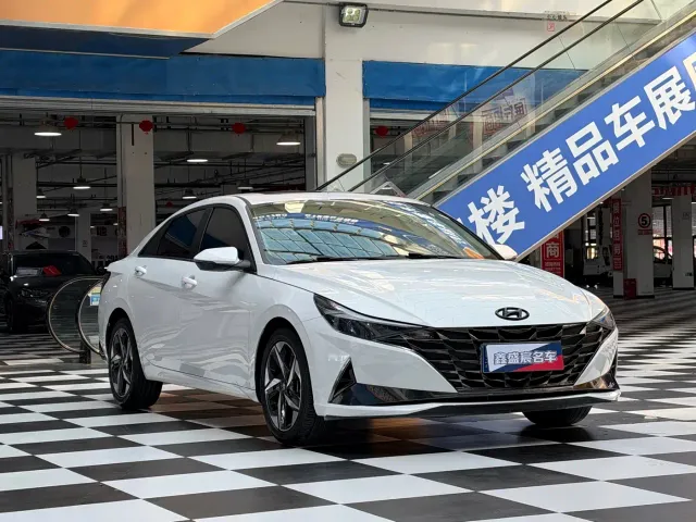 Hyundai Elantra — Фото автомобиля 3
