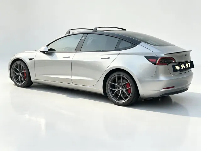 Tesla Model 3 — Фото автомобиля 9