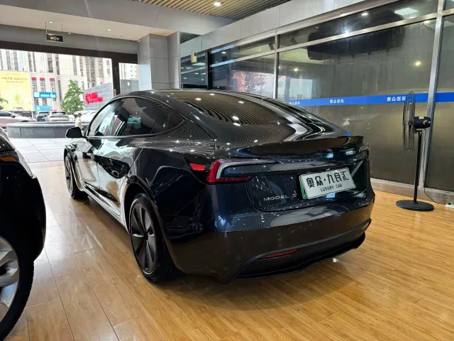 Tesla Model 3 — Фото автомобиля 17